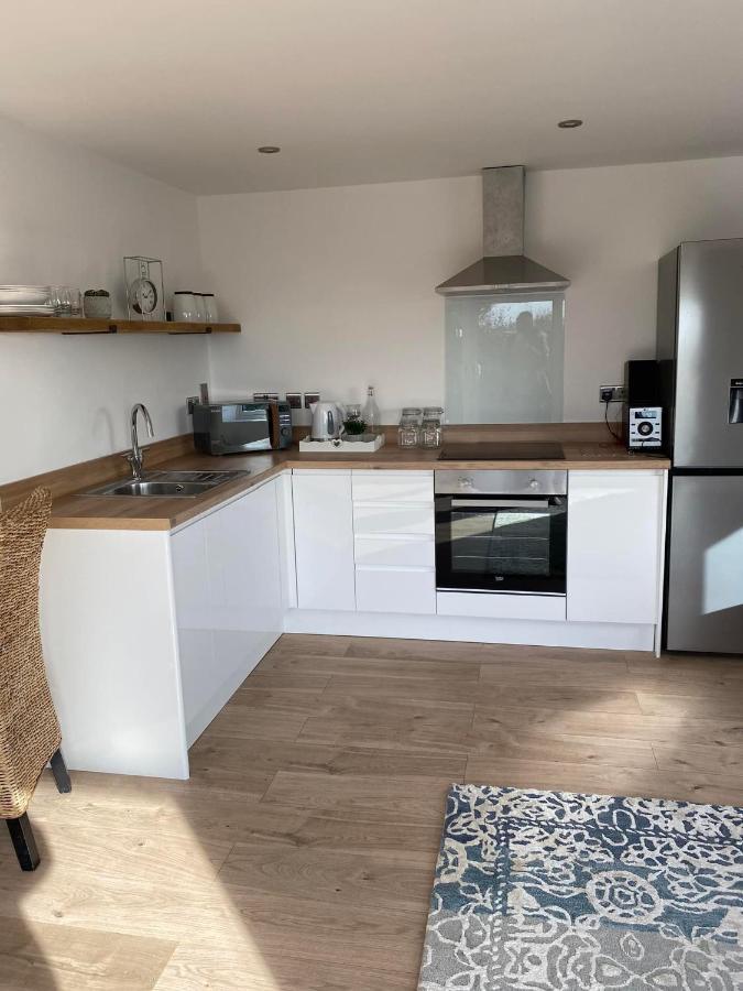 Spacious Studio Cabin With Sea/ Downs Views Sole Use Of Hottub In Seaford Exterior foto